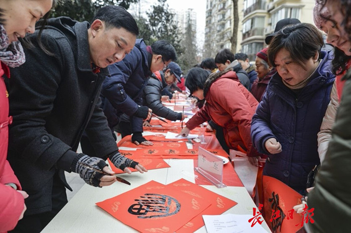 這一天，居民激動了，第一次在社區(qū)里升國旗唱國歌(圖1)