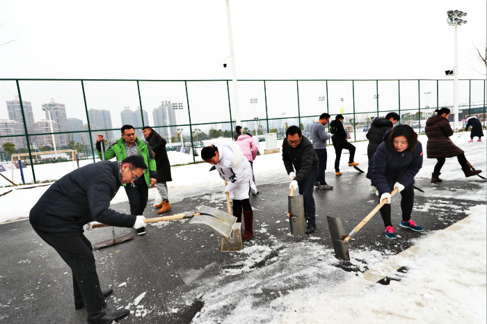 一場(chǎng)雪，體育中心美得不要不要的</br>但最美的風(fēng)景還是他們(圖5)