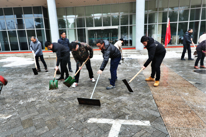 一場(chǎng)雪，體育中心美得不要不要的</br>但最美的風(fēng)景還是他們(圖12)