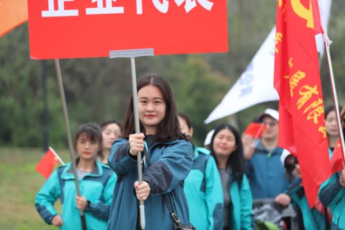 “與軍運(yùn)同行”徒步活動(dòng)上演“快閃”  武漢體育中心作為企業(yè)代表隊(duì)第一方陣登場(圖13)